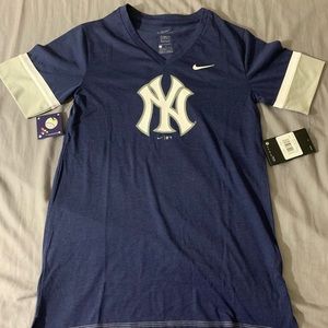 NIKE New York Yankees women’s NWT t-shirt size L